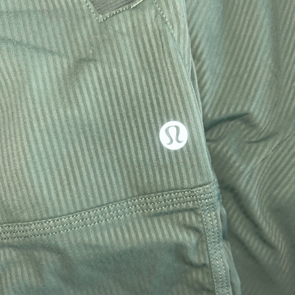 Lululemon Dance Studio Mid-Rise Pant
Regular Green Athletic Sz 4 GUC - Picture 10 of 10